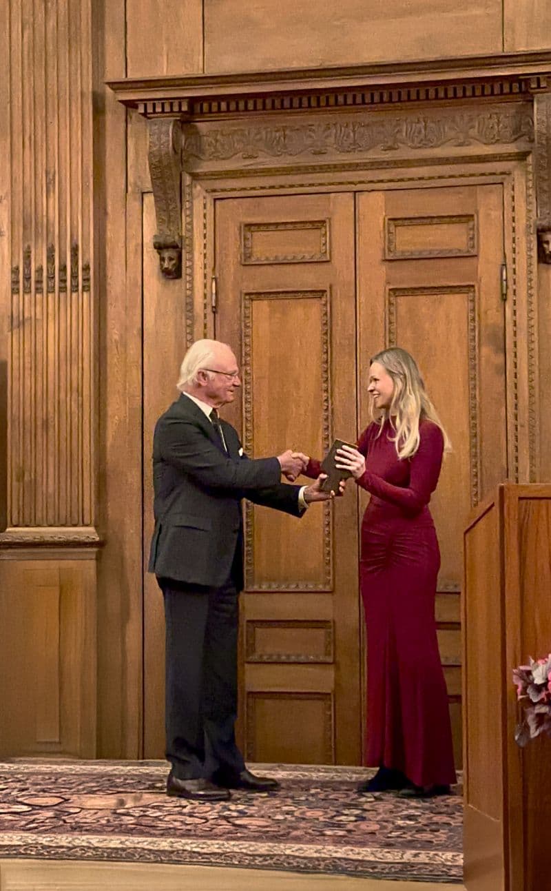 CEO Sara Nozkova receives The Young Pioneer Award from H.M. King Carl XVI Gustaf